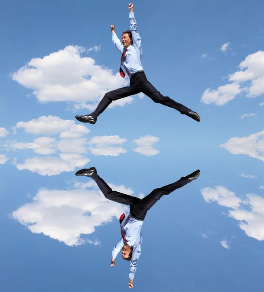 Saltando jovem empresário em uma camisa azul — Fotografia de Stock