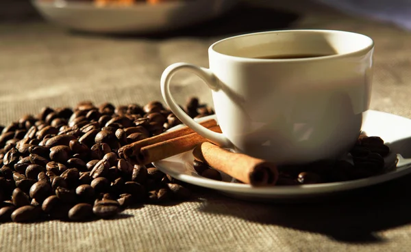 Чашка кави з трубками кориці — стокове фото