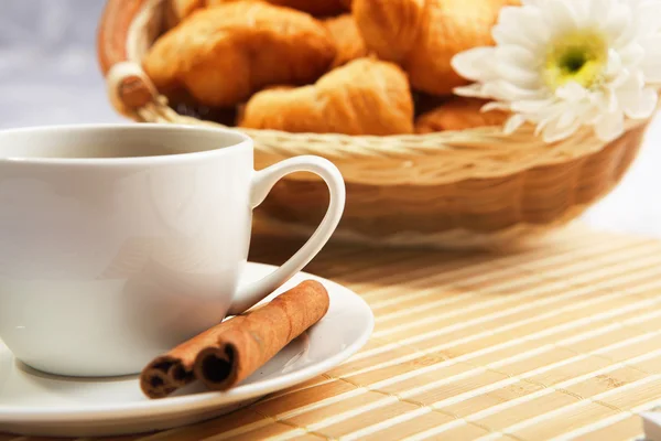 Frühstück Kaffee und Croissants — Stockfoto
