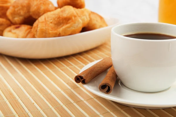 Desayuno café y croissants — Foto de Stock