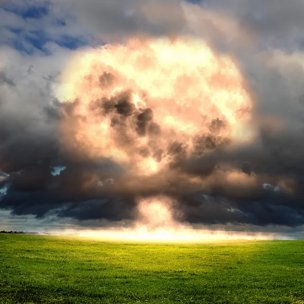 Πυρηνική έκρηξη σε μια υπαίθρια ρύθμιση — Φωτογραφία Αρχείου
