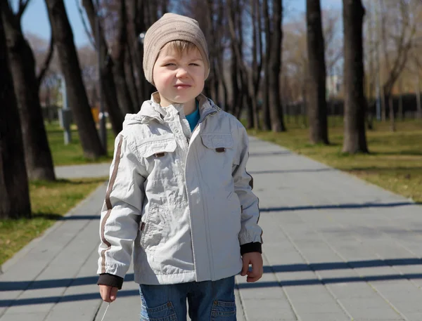 Giovane ragazzo cammina nel parco — Foto Stock