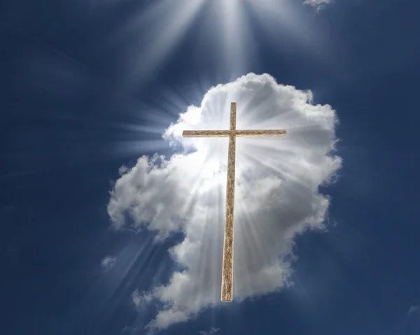 Kristet kors mot himlen — Stockfoto