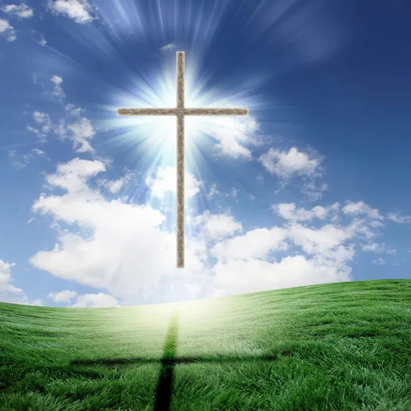 Cruz cristiana contra el cielo — Foto de Stock