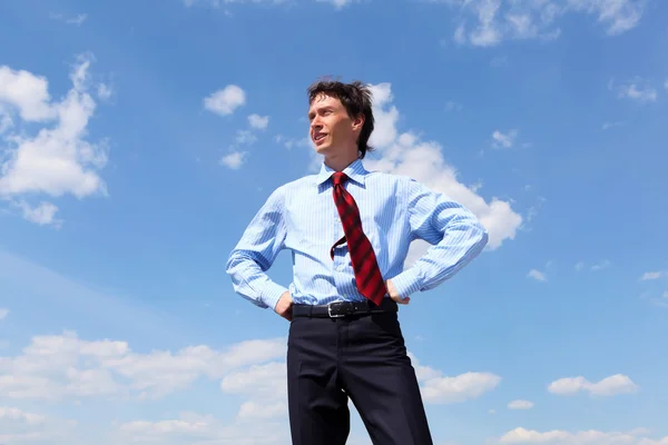 Jeune homme d'affaires en chemise bleue et cravate rouge — Photo