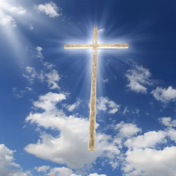 Křesťanský kříž proti obloze — Stock fotografie