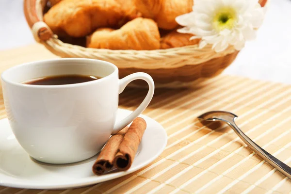 Кофе и круассаны на завтрак — стоковое фото