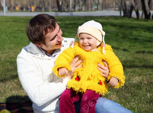 Holčička s otcem v parku na jaře — Stock fotografie