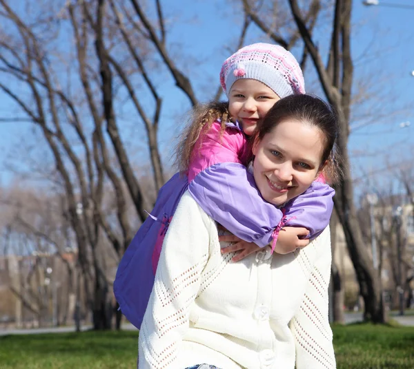 Kleines Mädchen mit Mutter im Frühlingspark — Stockfoto