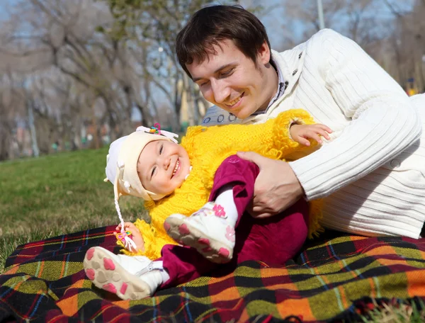 Meisje met vader in voorjaar park — Stockfoto