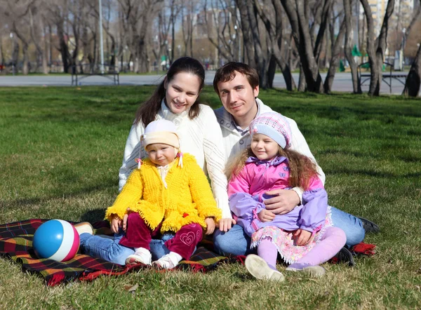Little girls with parents in spring park — Stock Photo, Image