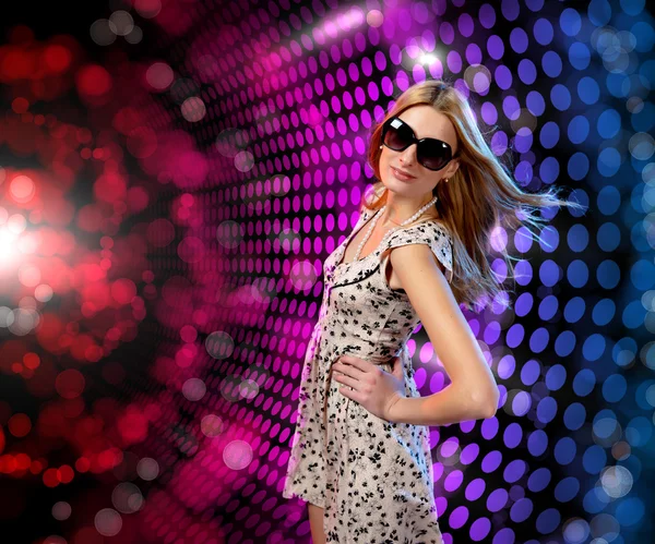 Девушка танцует на дискотеке — стоковое фото