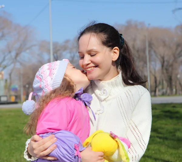 Liten flicka med mamma i vår park — Stockfoto