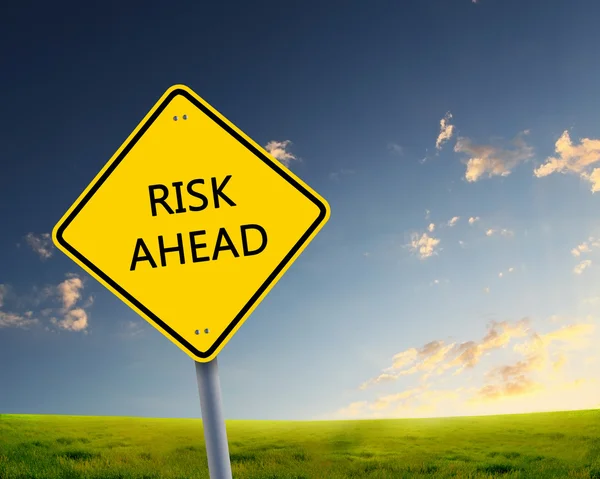Vägmärke risk framåt — Stockfoto
