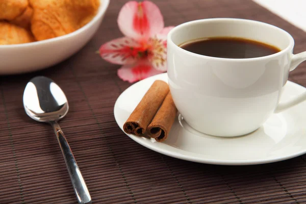 Snídaně kávu a croissanty — Stock fotografie