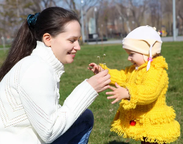 Liten flicka med mamma i vår park — Stockfoto