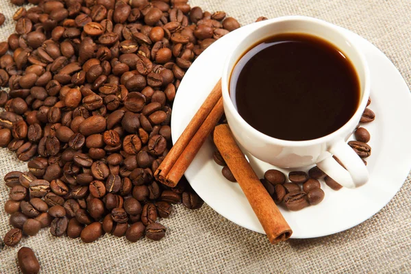 Kopje koffie met buizen van kaneel — Stockfoto