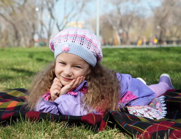 Little girl in spring park — Stock Photo, Image