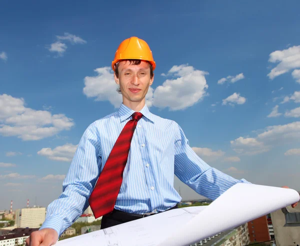Ingeniero joven con camisa azul y casco amarillo — Foto de Stock