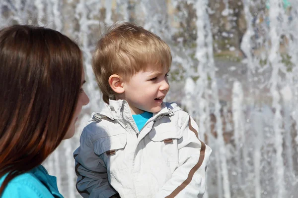 Young boy and his mother walks in the park — Stock Photo, Image