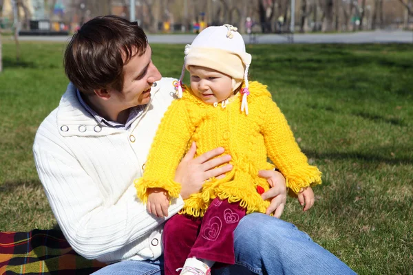 Little girl with father in spring park — Stock Photo, Image