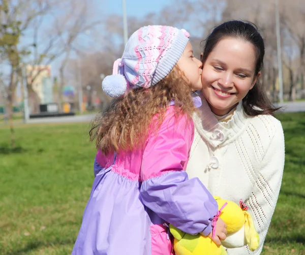 Little girl with mother in spring park — Stock Photo, Image