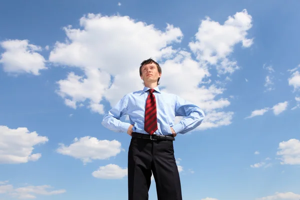 Jeune homme d'affaires en chemise bleue et cravate rouge — Photo