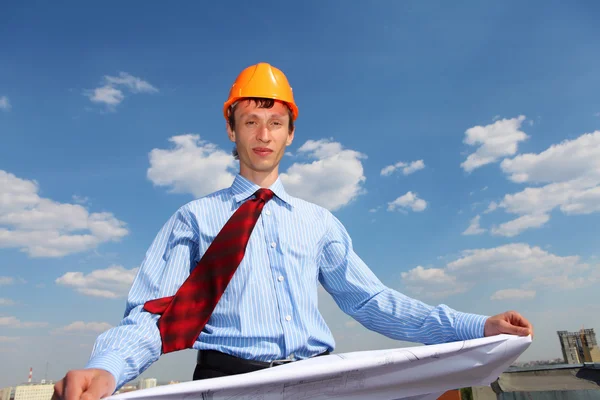 Ingeniero joven con camisa azul y casco amarillo — Foto de Stock