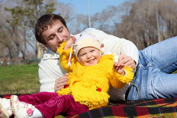 Маленькая девочка с отцом в весеннем парке — стоковое фото