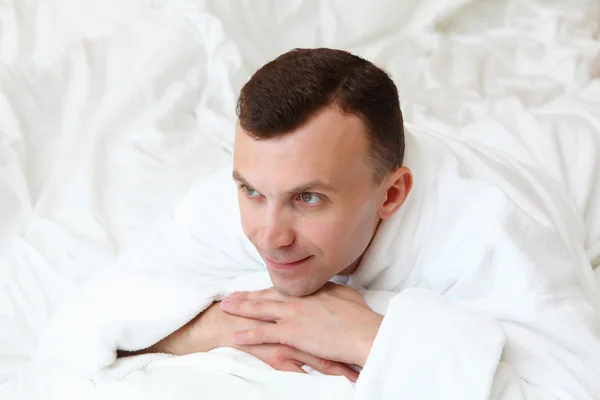 Junger Mann im Bett — Stockfoto