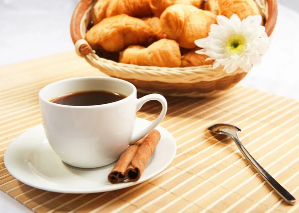 Café petit déjeuner et croissants — Photo