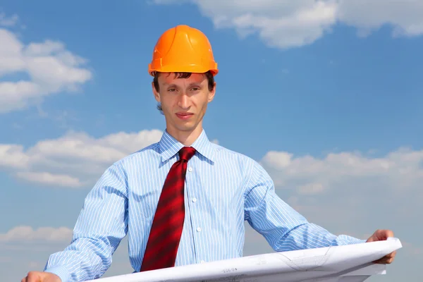 Junger Ingenieur in blauem Hemd und gelbem Helm — Stockfoto
