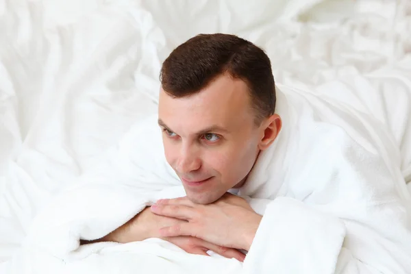 Jonge man in bed — Stockfoto