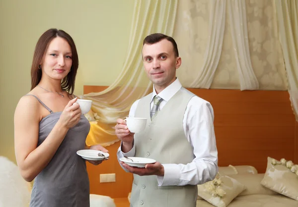 Jeune couple boire du thé — Photo