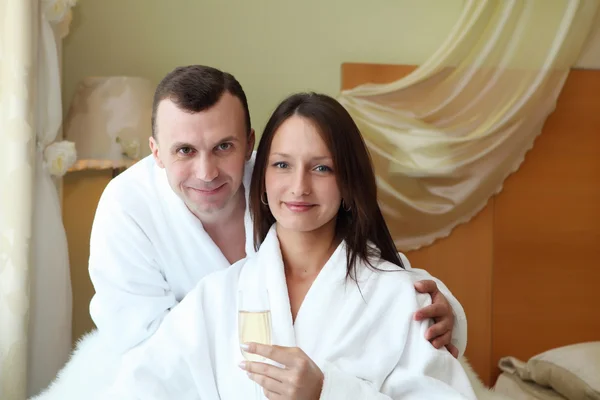 Молода пара в келихах шампанського — стокове фото