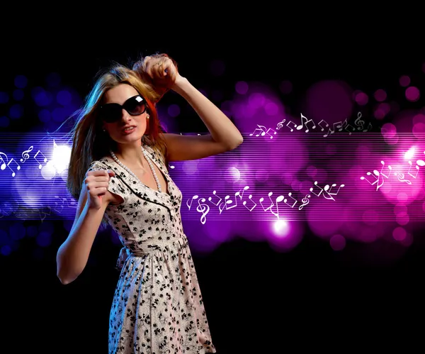 Young woman dancing at disco — Stock Photo, Image