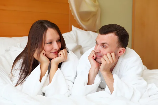 Jong paar in bed — Stockfoto
