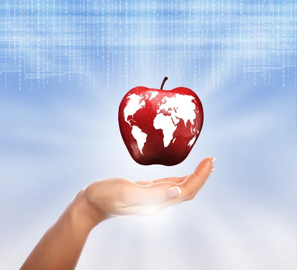 Händer som håller apple som representerar jorden — Stockfoto
