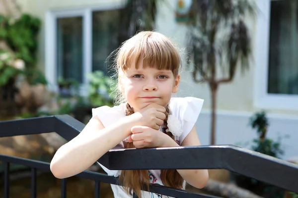 Portrét malé holčičky venku — Stock fotografie