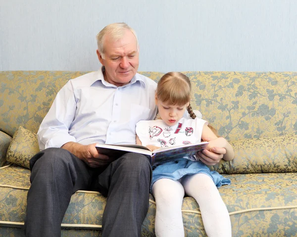 Dziadek i wnuczka czytanie książki — Zdjęcie stockowe
