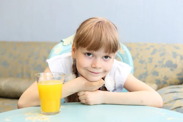 Ritratto di bambina con succo d'arancia — Foto Stock
