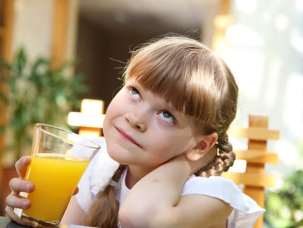 小女孩用桔子汁的肖像 — 图库照片