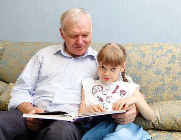 Dědeček a vnučka čtení knihy — Stock fotografie