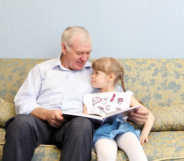 Nagyapa és unokája olvasókönyv — Stock Fotó