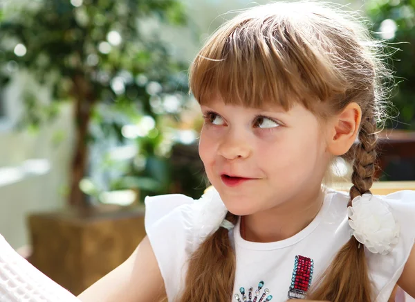 Портрет маленькой девочки на открытом воздухе — стоковое фото