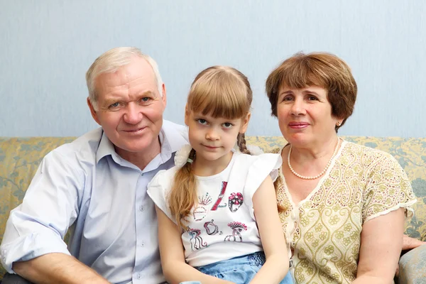 Grootouders en kleindochter — Stockfoto