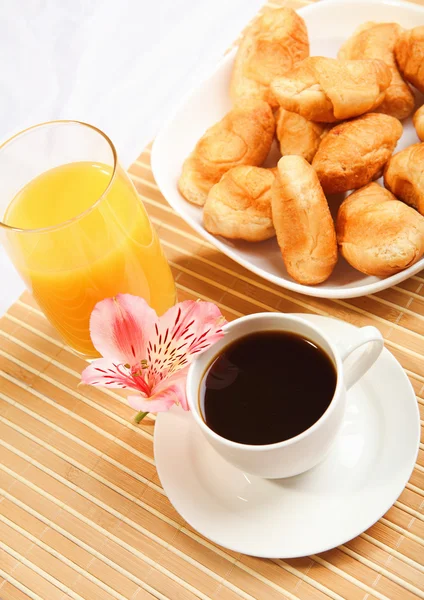 早餐咖啡和牛角面包 — Stockfoto