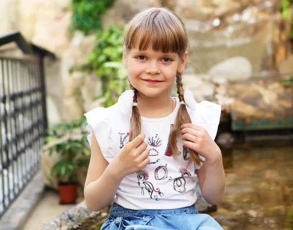 Πορτρέτο του μικρού κοριτσιού σε εξωτερικούς χώρους — Φωτογραφία Αρχείου