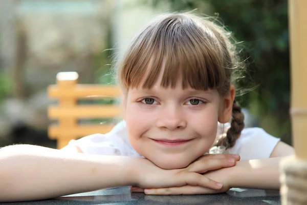 Porträtt av liten flicka utomhus — Stockfoto
