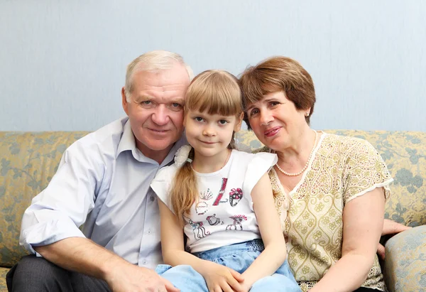 Großeltern und Enkelin — Stockfoto